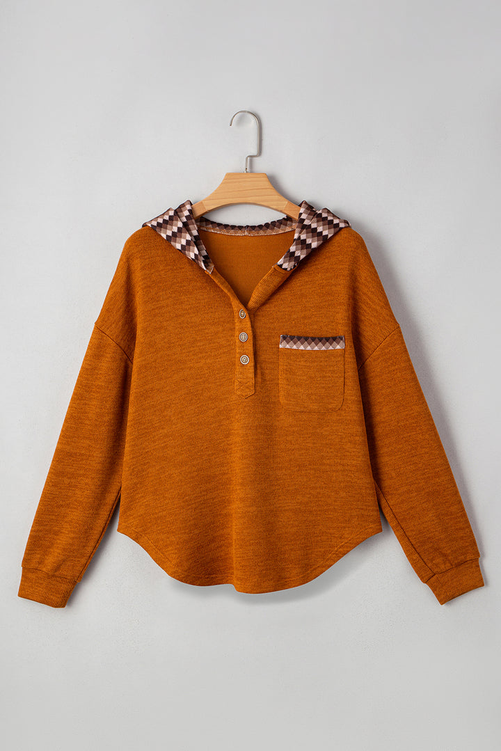 Strohgelbes Henley-Top mit Kontrast-Karomuster und Kapuze, Patchwork-Brusttasche