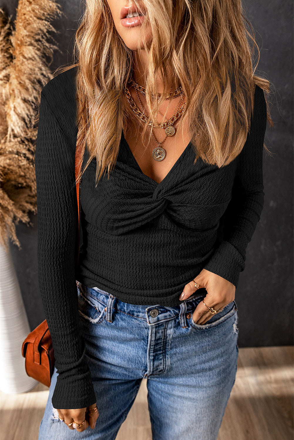 Schwarzes, strukturiertes, langärmliges, schmales, einfarbiges Oberteil mit V-Ausschnitt und verdrehter Vorderseite