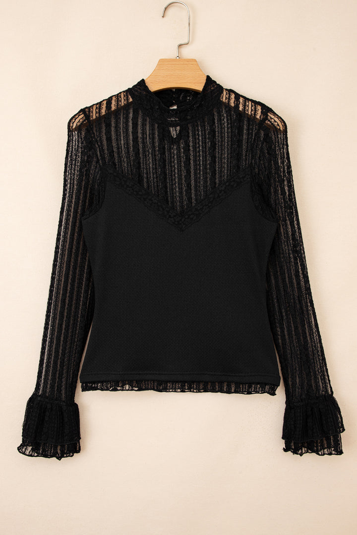 Schwarzes, schmal geschnittenes Oberteil mit Patchwork-Spitze und Volantärmeln