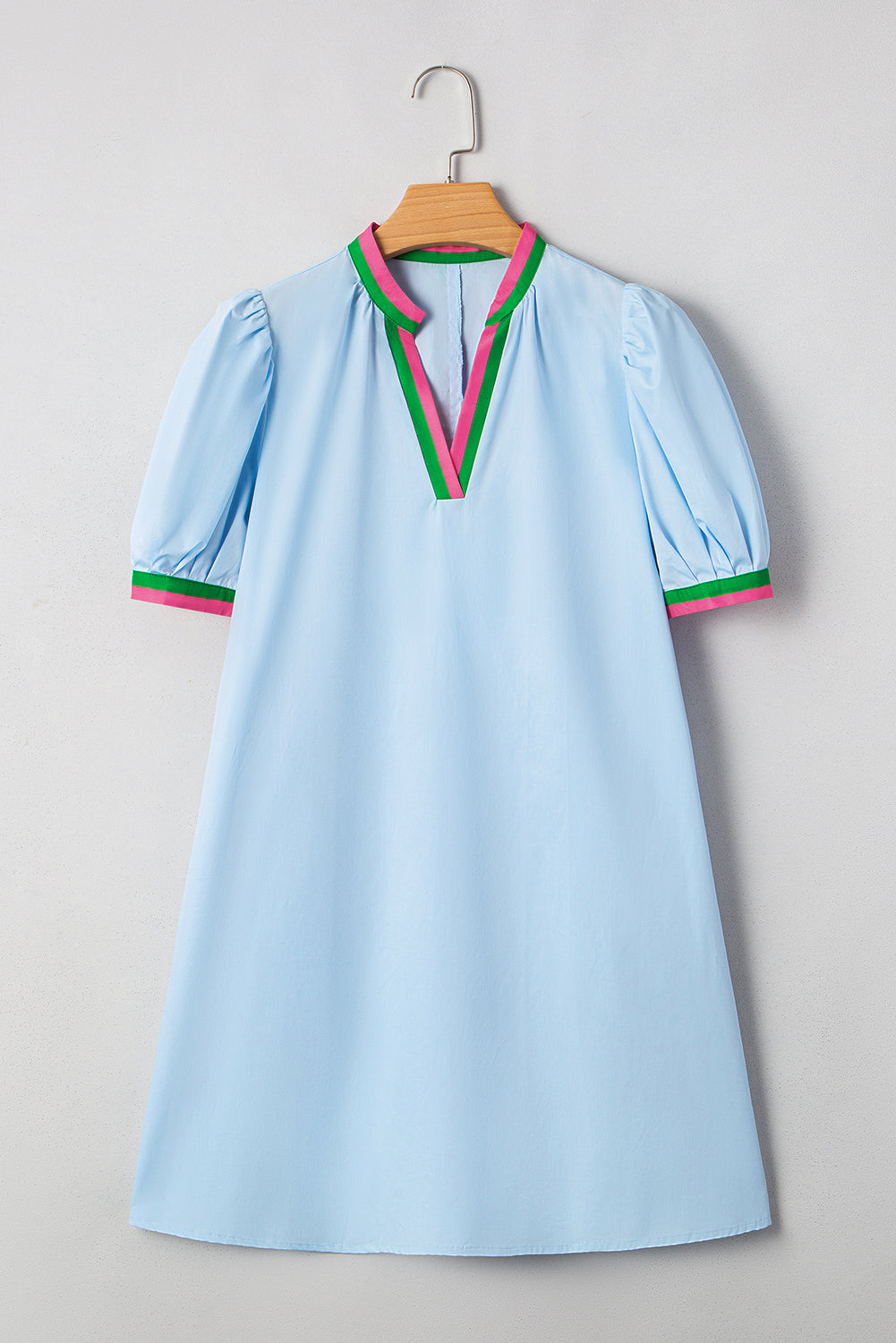 Mini-robe à rayures contrastées, col en V cranté et manches bouffantes