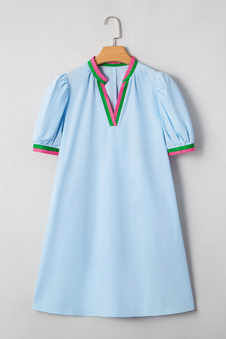 Minikleid mit kontrastierenden Streifen, V-Ausschnitt, Puffärmeln und Einkerbung