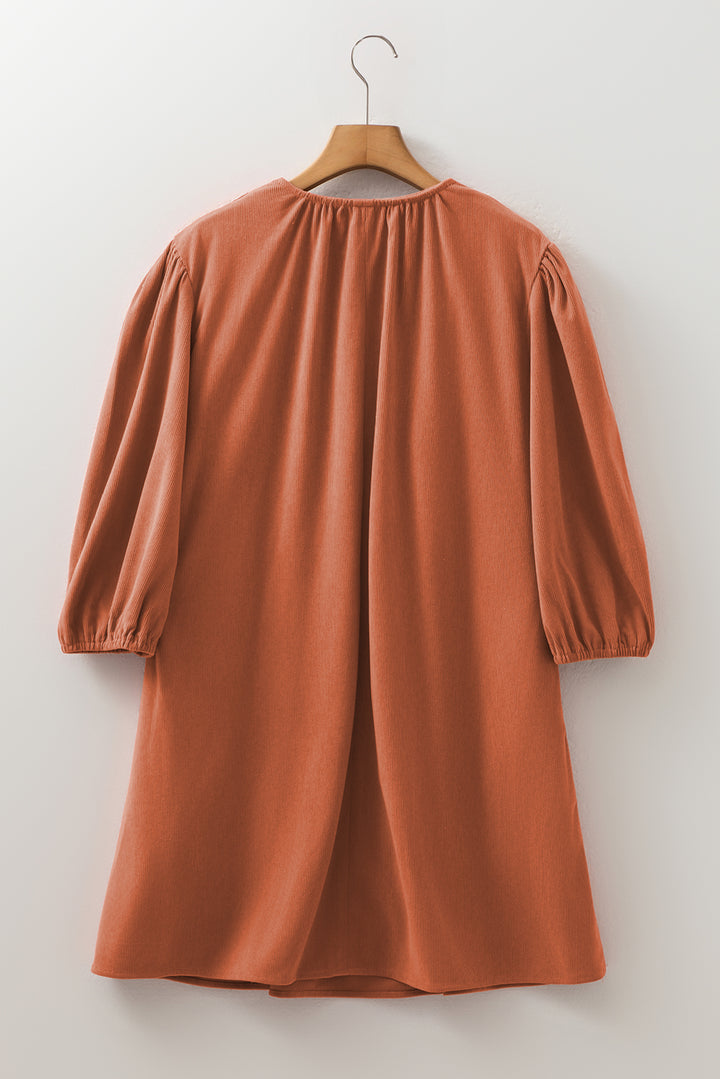 Minikleid aus plissiertem Cord mit Armreifärmeln, geschlitztem Ausschnitt und Muschelsaum