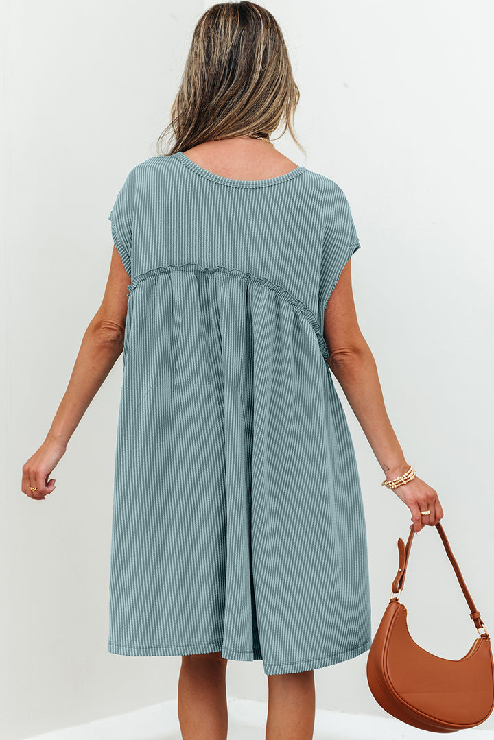 Strukturiertes Swing-Minikleid aus Kordelstrick mit aufgesetzten Taschen, Rüschen und Taschen