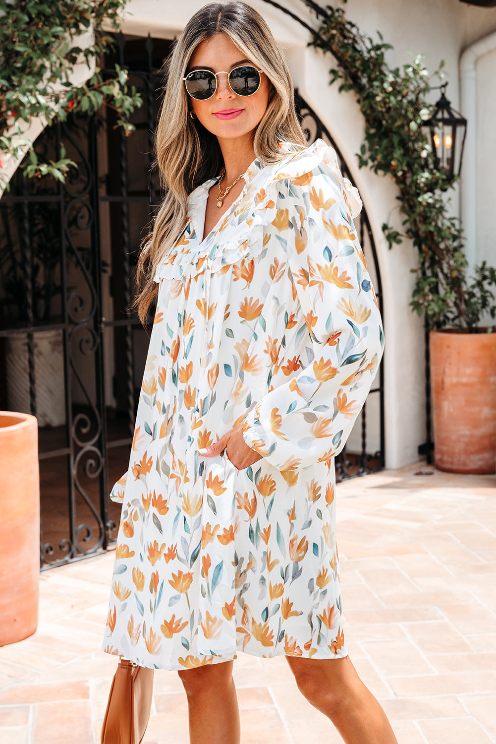 Minikleid mit Blumenmuster, Bindekragen und Rüschendetail und langen Ärmeln