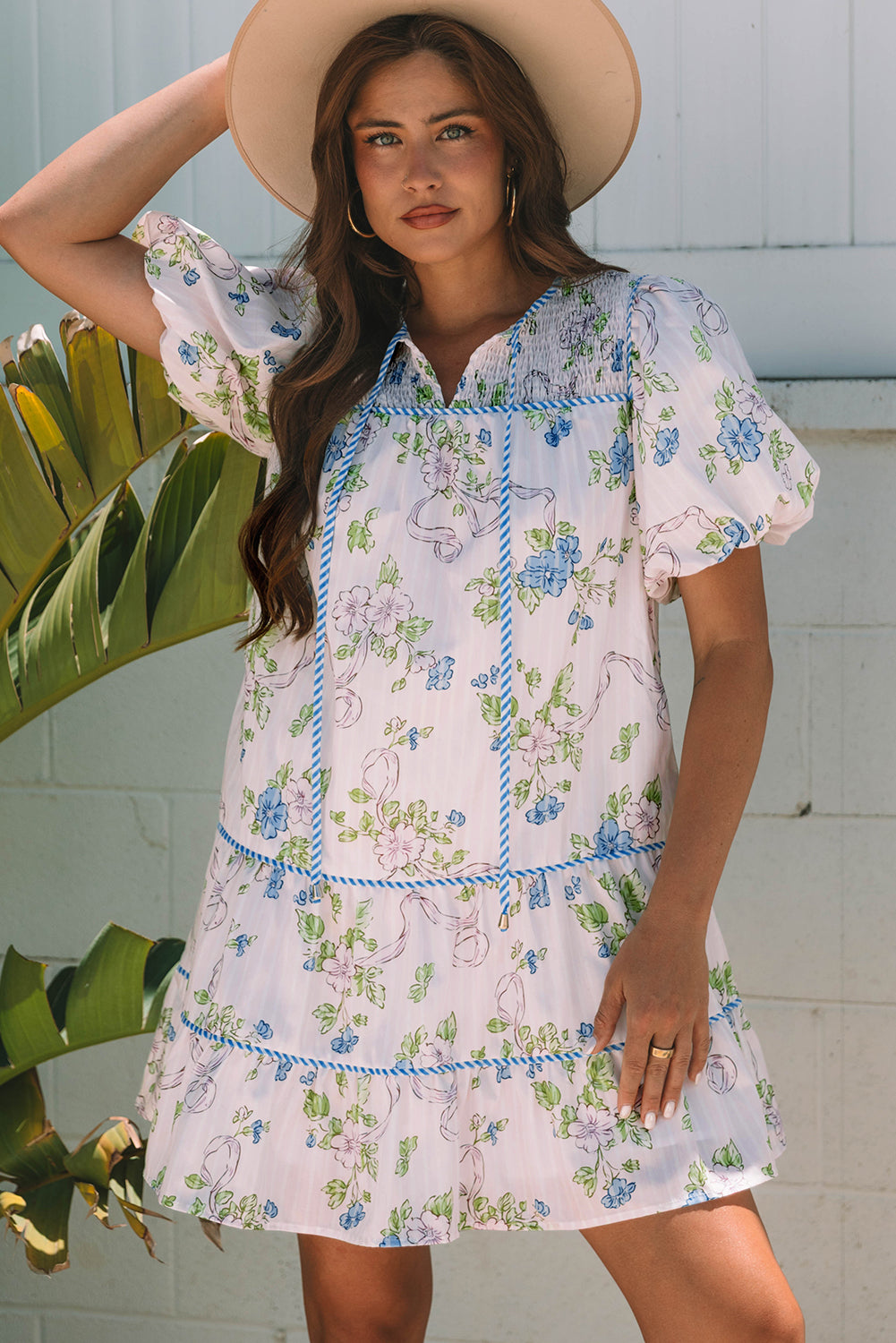 Minikleid mit Blumenmuster, Kontrastbesatz, Krawatte und Schlitz am Ausschnitt