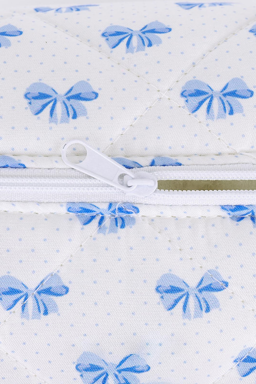 Trousse de maquillage matelassée à fermeture éclair et nœud papillon