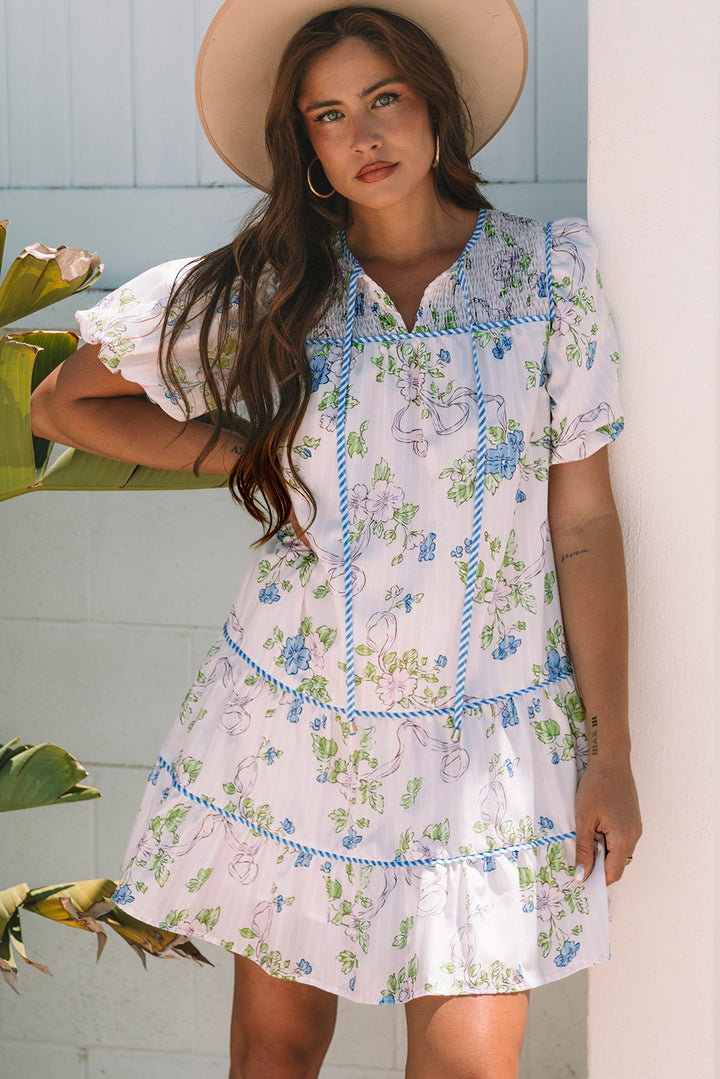 Minikleid mit Blumenmuster, Kontrastbesatz, Krawatte und Schlitz am Ausschnitt