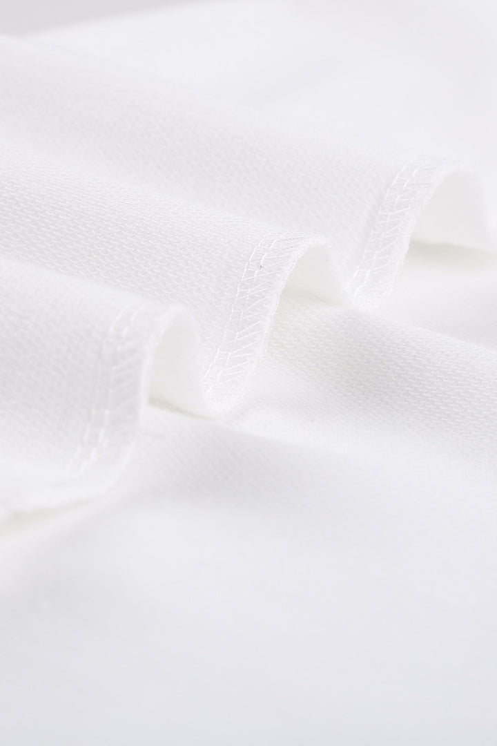 Beiges kurzärmliges T-Shirt mit Seitenschlitzen und Taschen