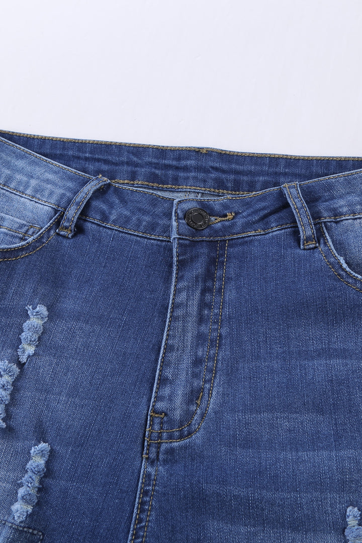 Modische, blaue Boyfriendjeans mit geradem Bein und zerrissenem Karomuster