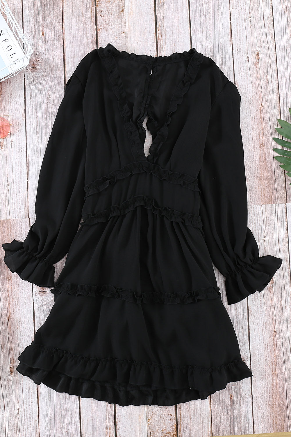 Robe noire à col en V et volants, manches longues, dos ouvert
