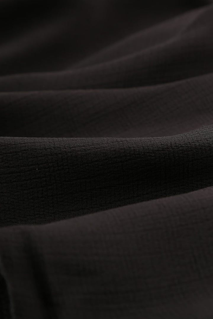 Schwarzes, langärmliges Kleid mit V-Ausschnitt, Rüschendetail und offenem Rücken