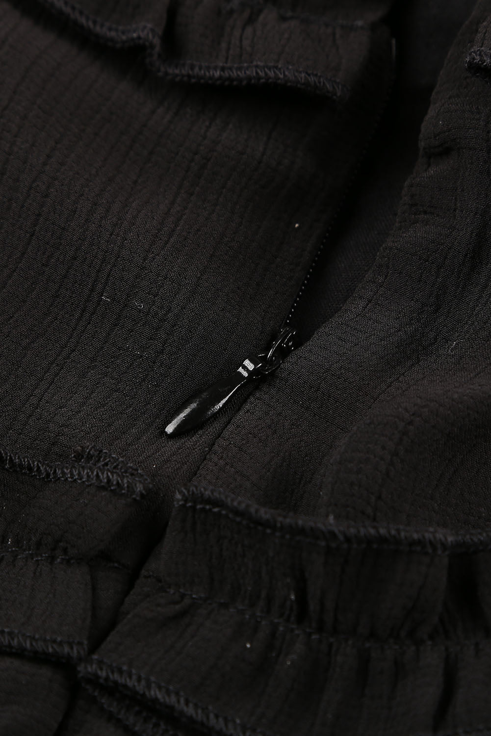 Robe noire à col en V et volants, manches longues, dos ouvert