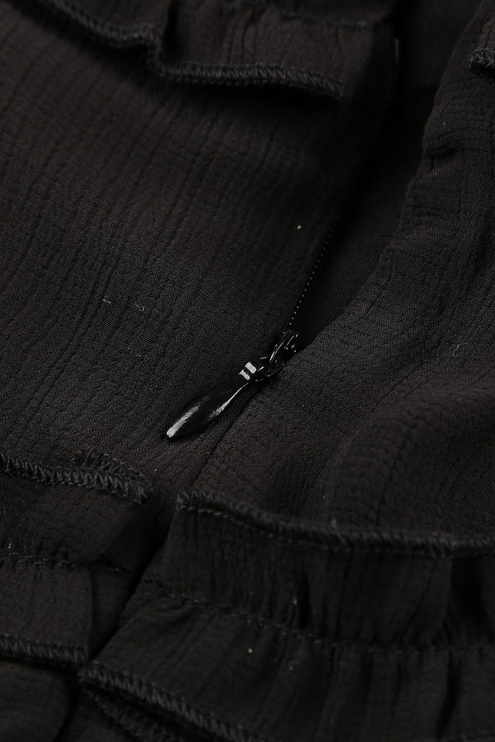 Schwarzes, langärmliges Kleid mit V-Ausschnitt, Rüschendetail und offenem Rücken