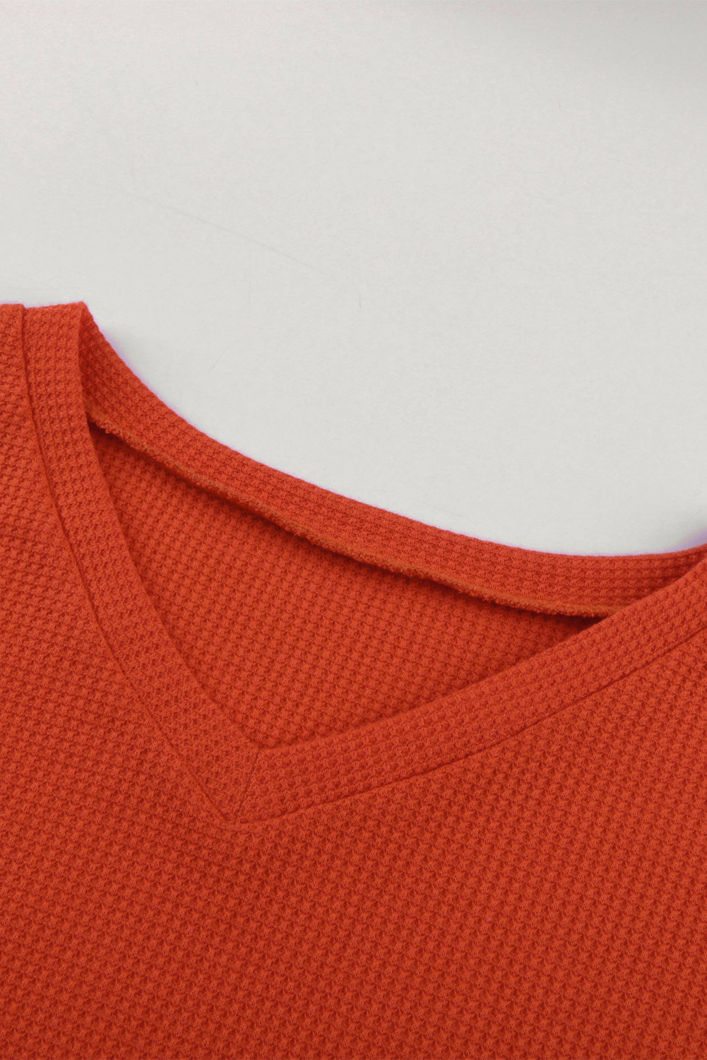 Rotes, langärmliges Oberteil mit V-Ausschnitt, Laternenärmeln, Leopardenstreifen