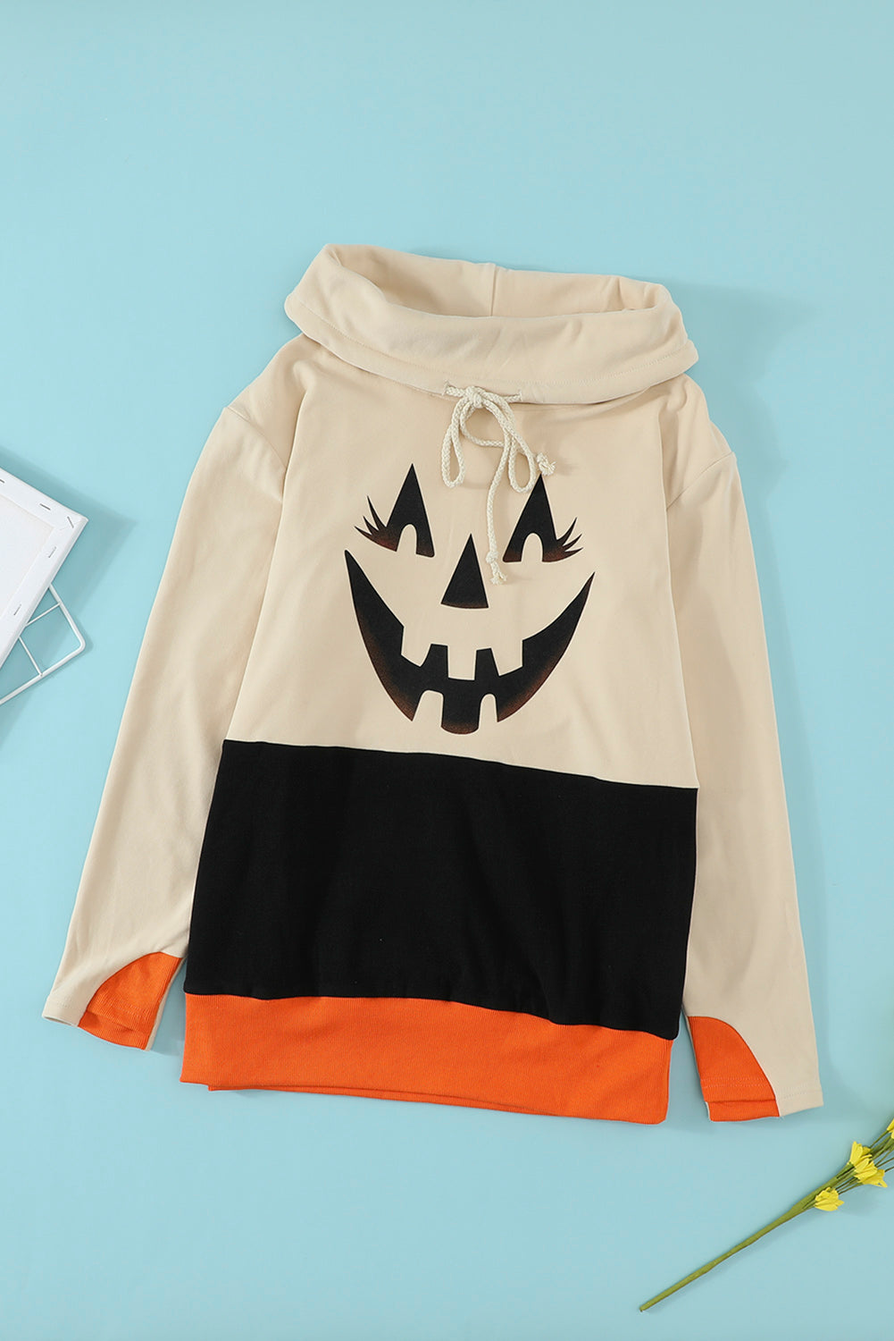 Süßes schwarzes Halloween-Sweatshirt mit Wasserfallausschnitt und Kürbis-Print in Farbblock-Optik
