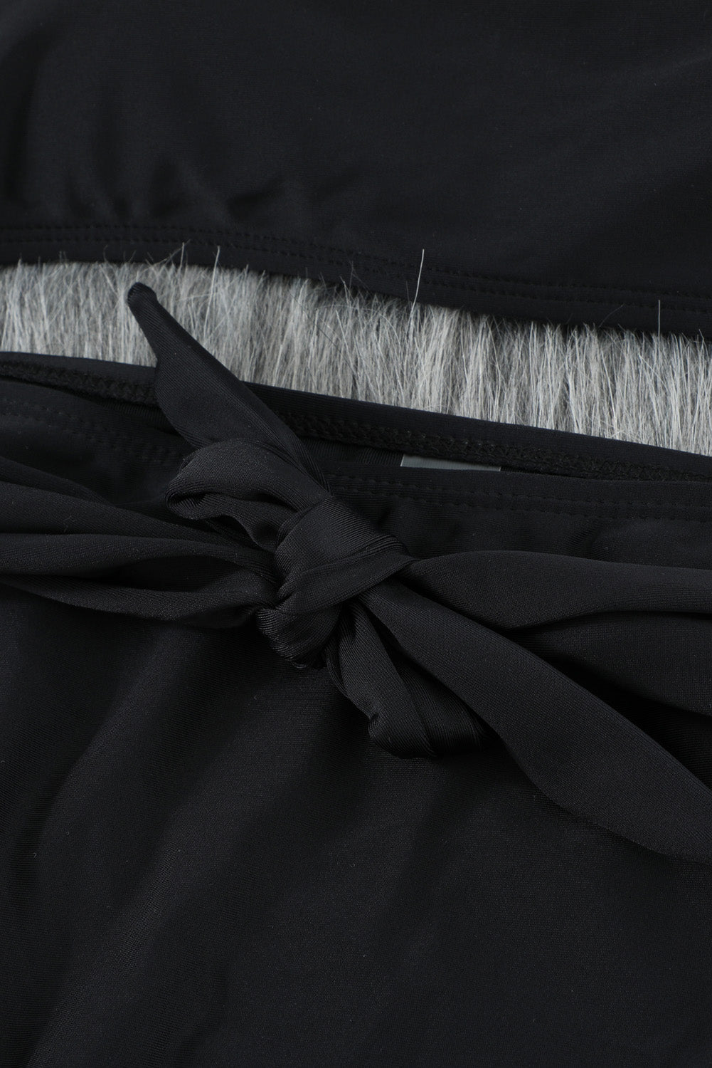 Schwarzer Bikini mit Puffärmeln, eckigem Ausschnitt und hoher Taille