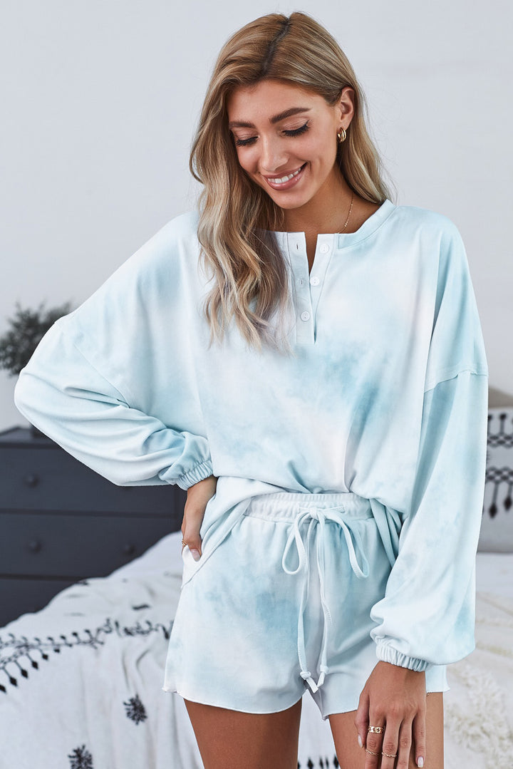 Himmelblaues Pyjama-Set aus Strick mit langen Ärmeln und kurzen Hosen in Batikoptik