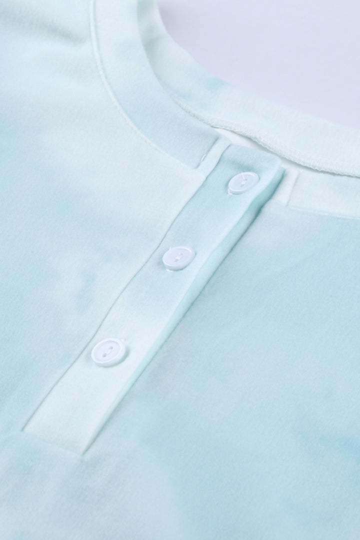 Himmelblaues Pyjama-Set aus Strick mit langen Ärmeln und kurzen Hosen in Batikoptik