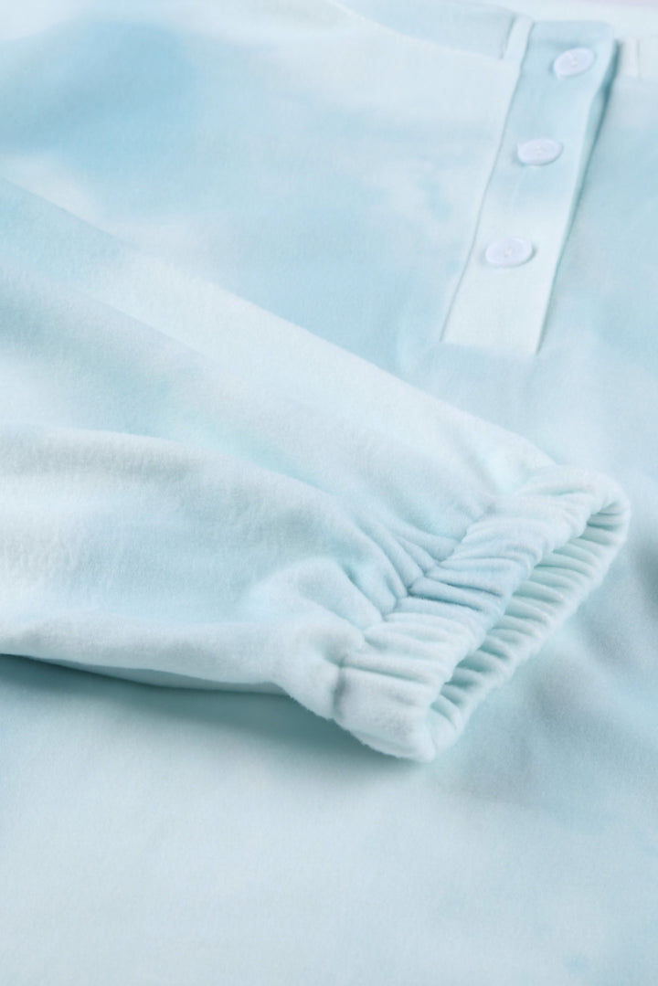 Himmelblaues Pyjama-Set aus Strick mit langen Ärmeln und kurzen Hosen in Batikoptik