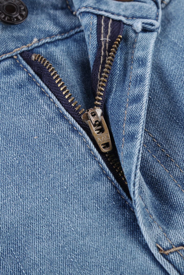 Modische Jeanshose im Boyfriendstil in Hellblau