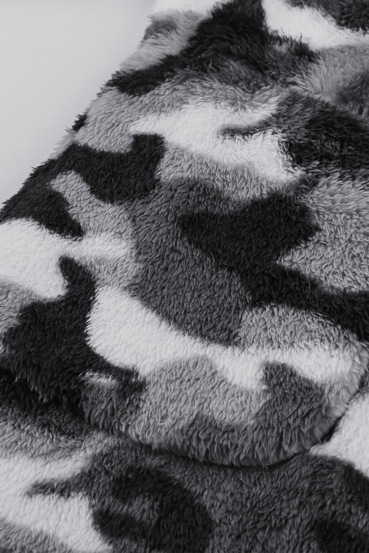 Fleecemantel mit Kapuze und Camouflage-Muster