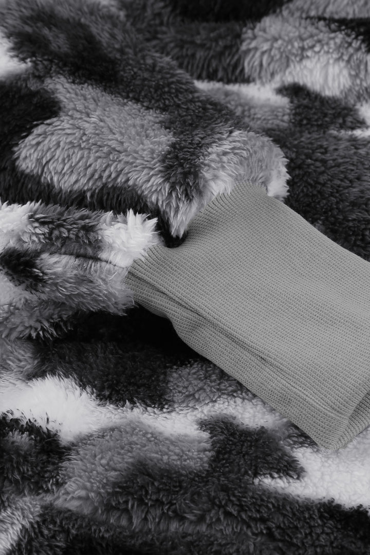 Fleecemantel mit Kapuze und Camouflage-Muster