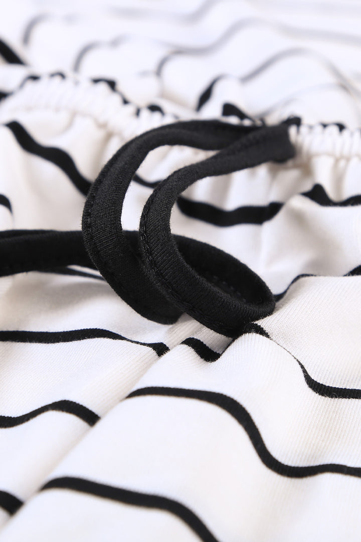 Ärmelloser Lounge-Strampler mit weißen und schwarzen Streifen