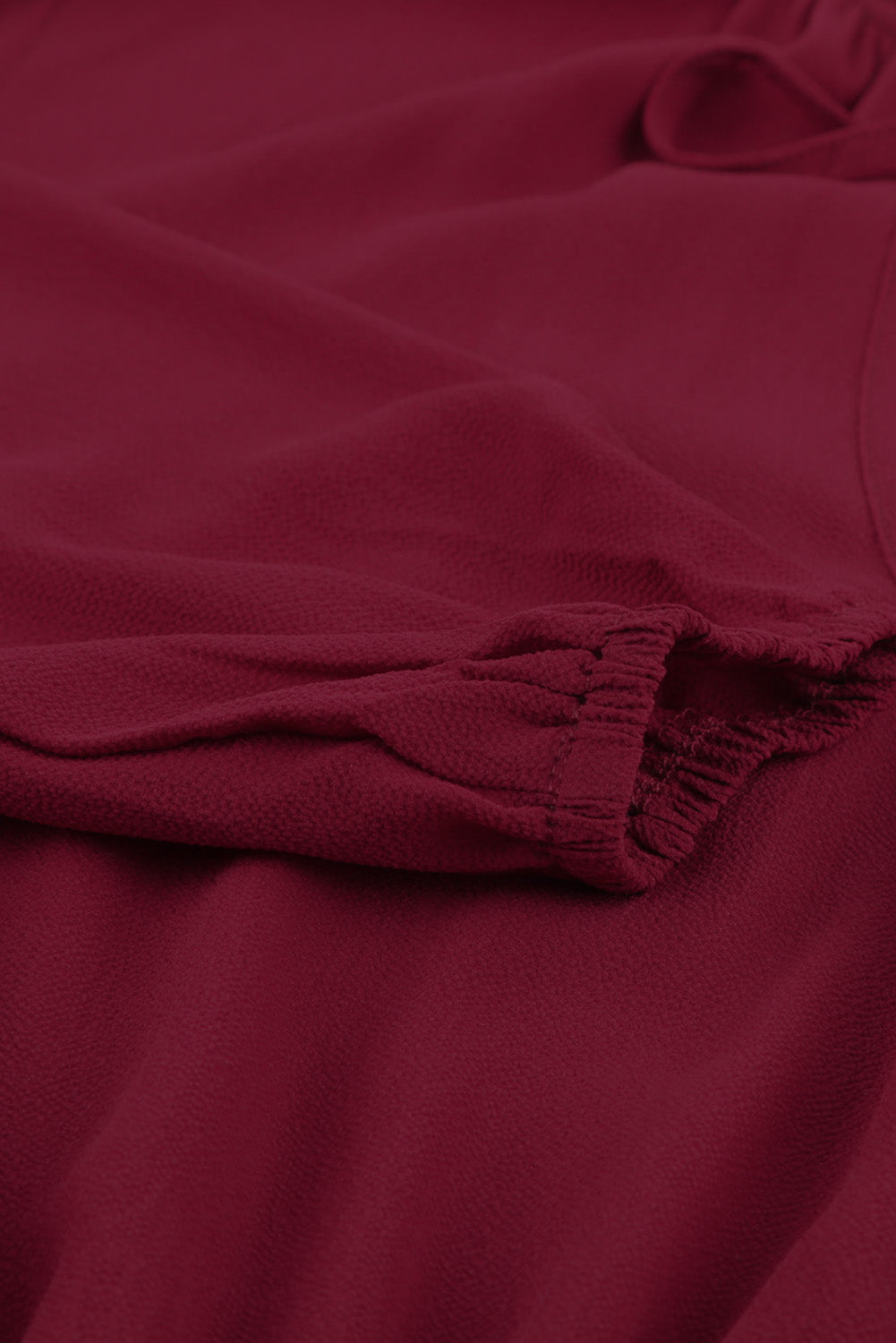 Weinrotes, langärmliges Minikleid mit Rüschen und V-Ausschnitt