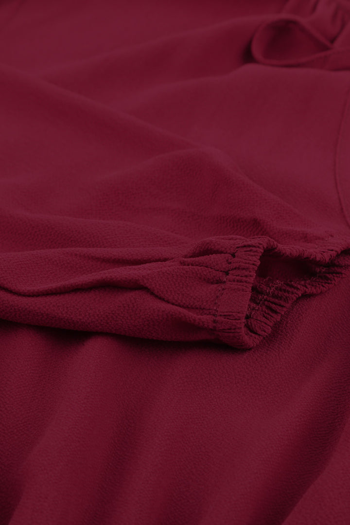 Weinrotes, langärmliges Minikleid mit Rüschen und V-Ausschnitt