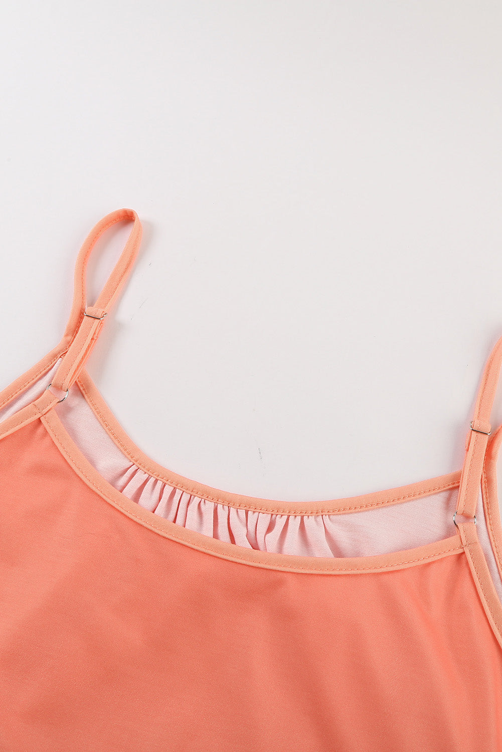 Sommerliches, orangefarbenes, ärmelloses, fließendes Kleid mit Batikmuster