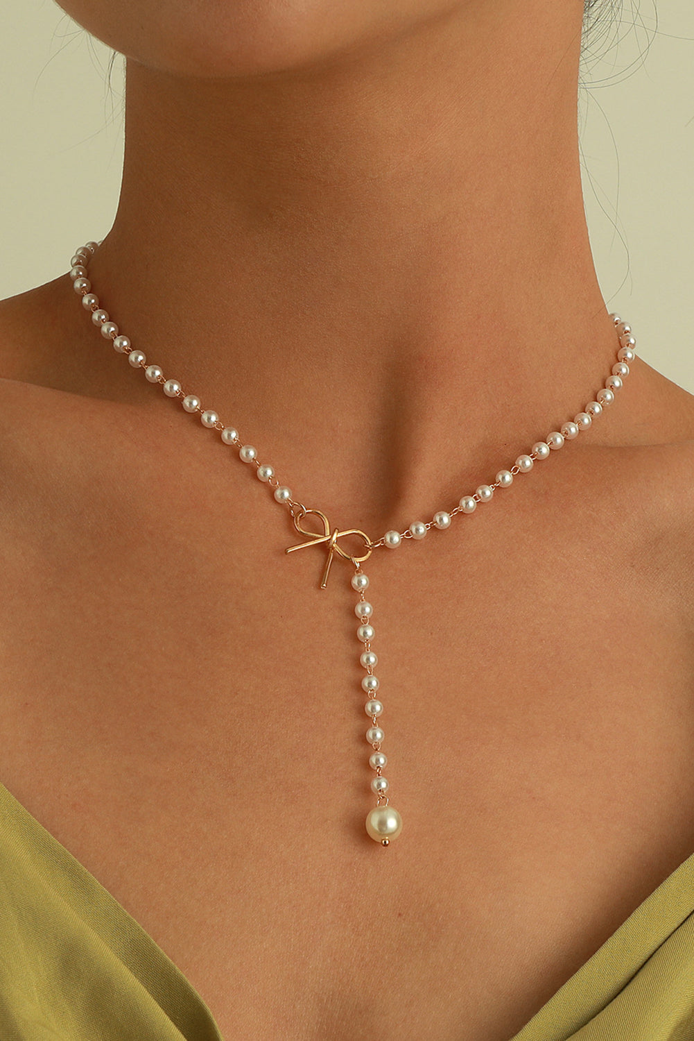 Collier en chaîne de perles avec nœud plaqué