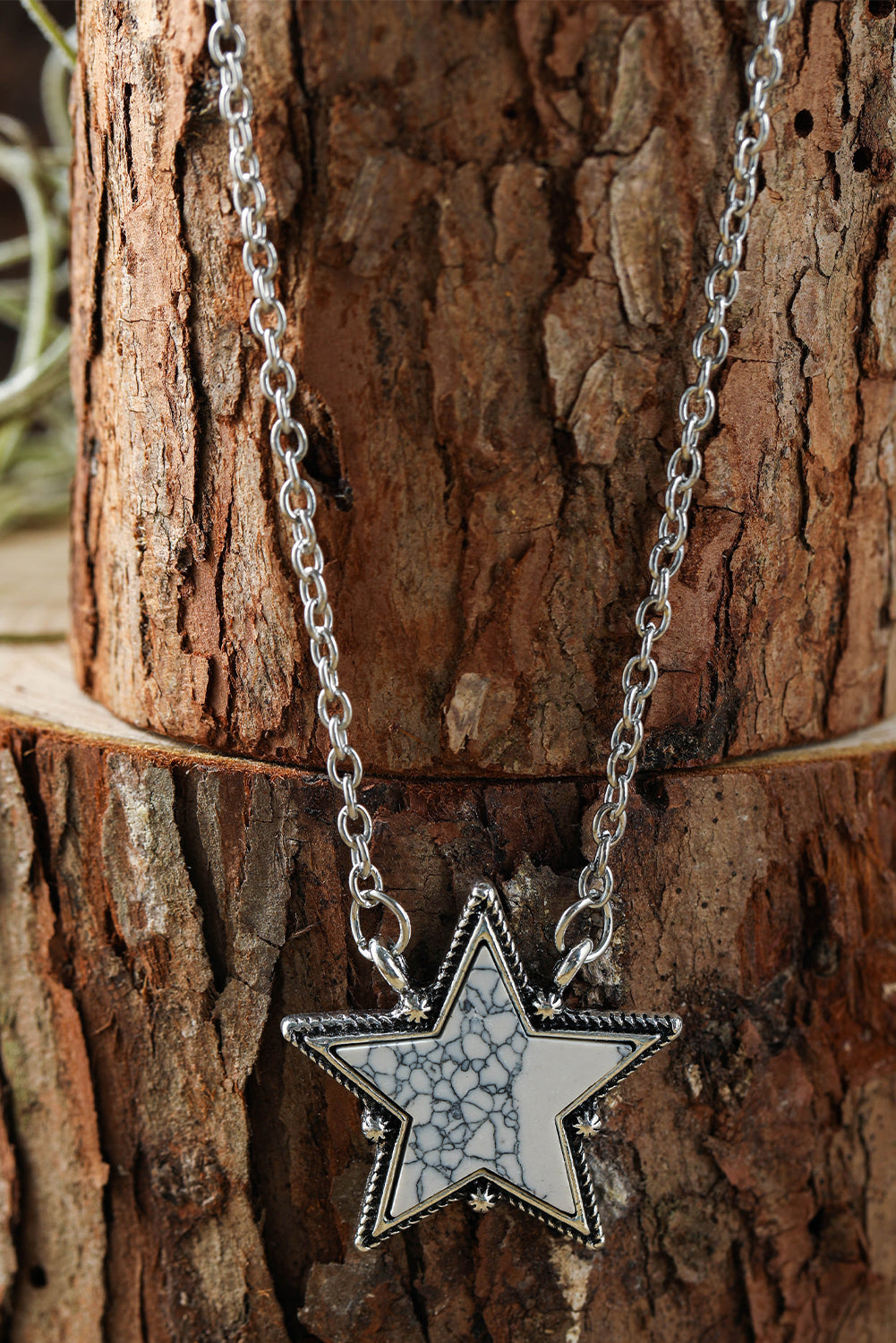 Collier chaîne avec pendentif en forme d'étoile