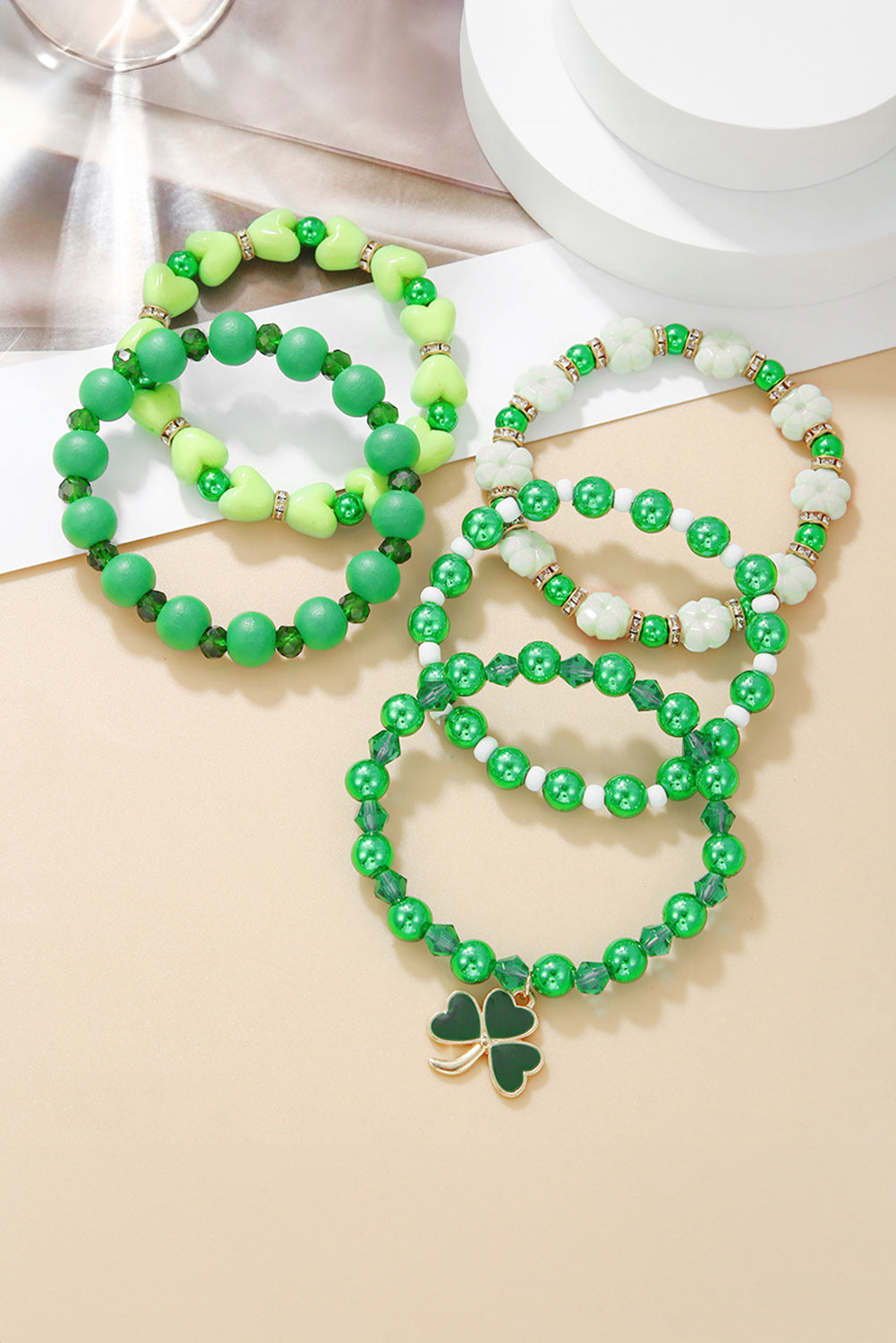 Ensemble de 5 bracelets avec pendentifs et perles en forme de trèfle