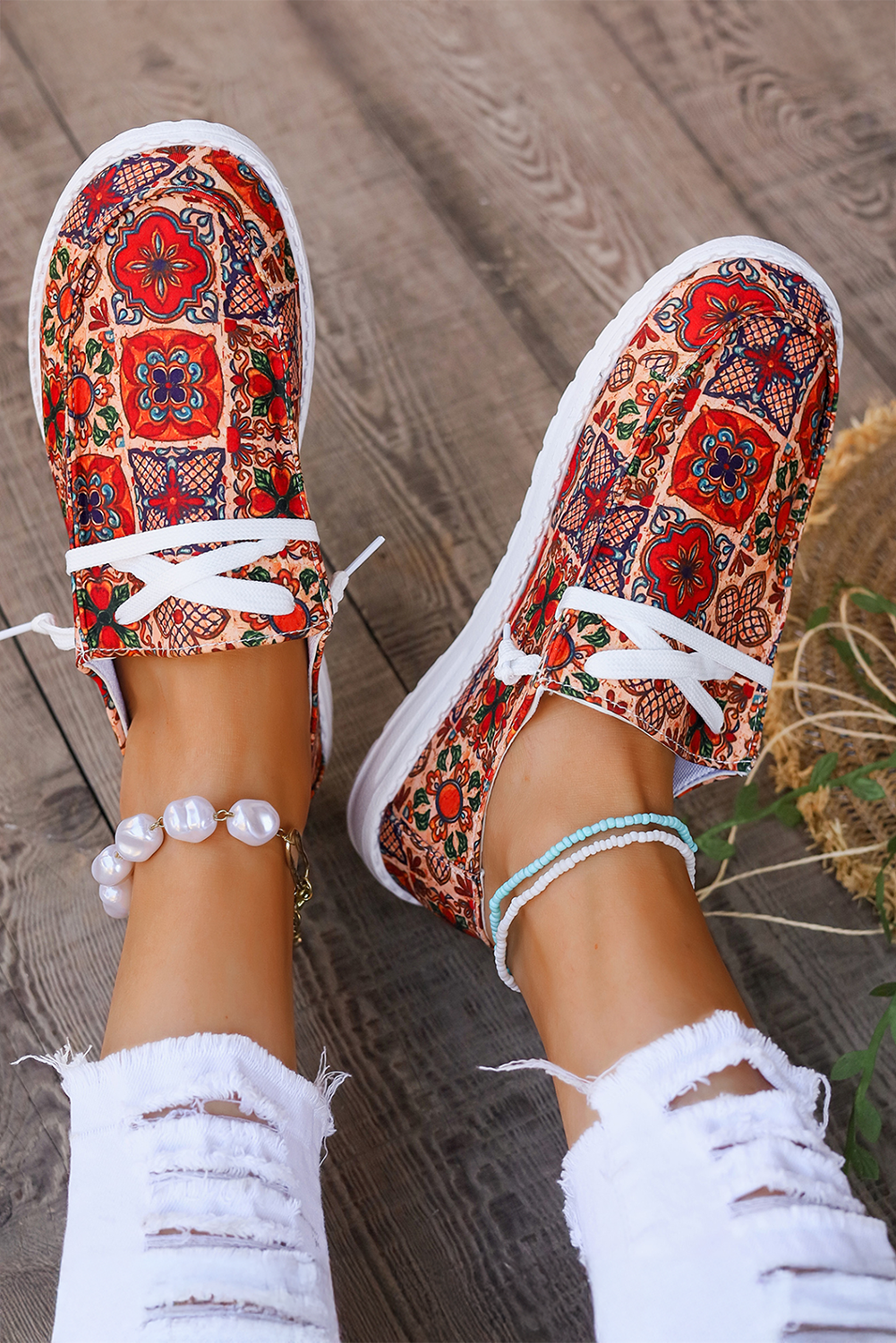 Flache Slipper mit Western-Print und Schnürung