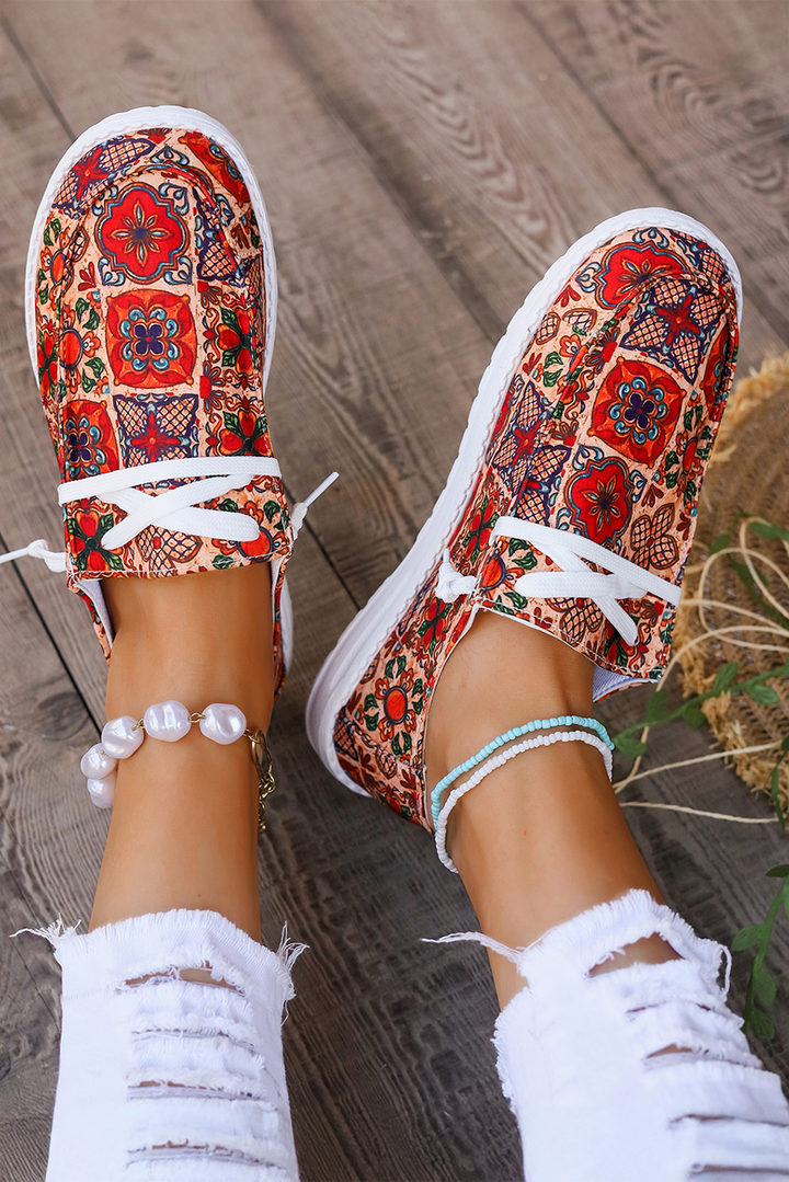 Flache Slipper mit Western-Print und Schnürung