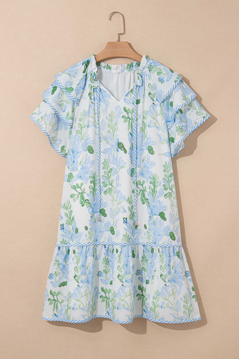 Jolie mini-robe à manches courtes superposées à fleurs bleu ciel