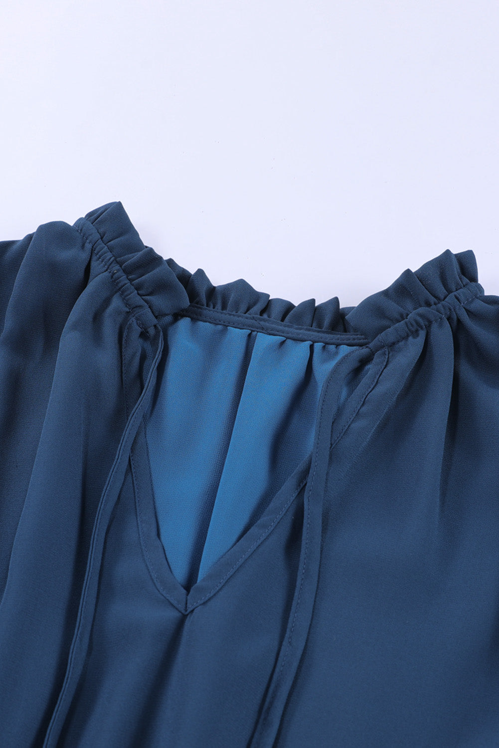 Robe courte à volants et manches longues à col en V foncé