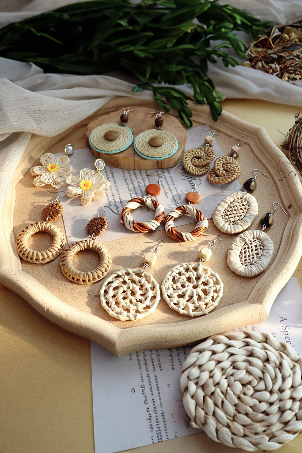 Boucles d'oreilles à tige en perles et grandes fleurs au crochet