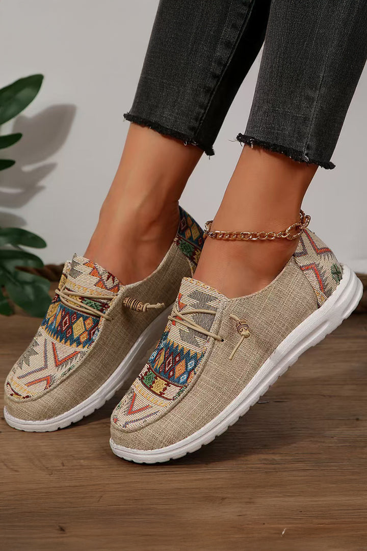 Slipper mit geometrischem Schnürdekor