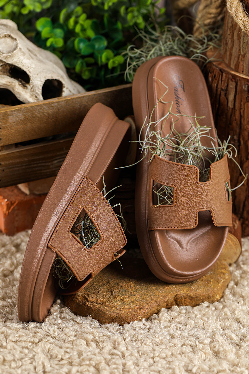 Chaussons à plateforme à bout ouvert et découpes (taille petit, taille au-dessus) 