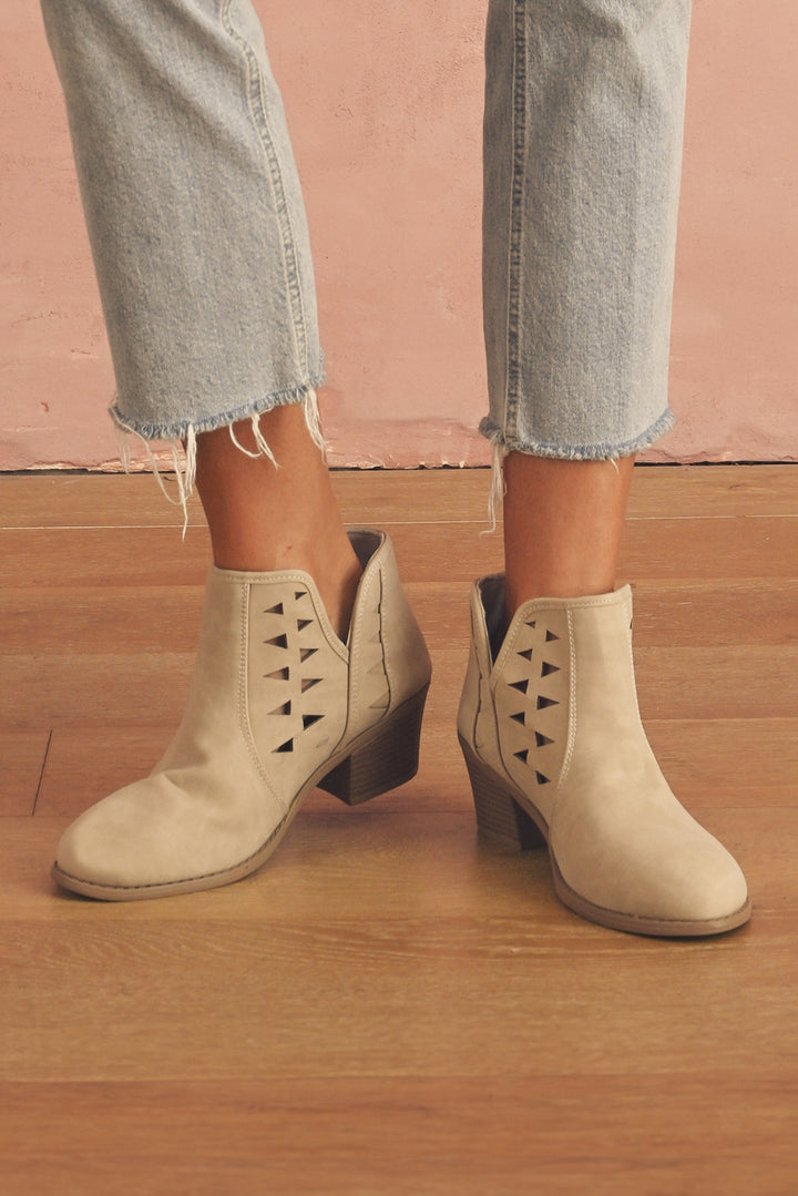 Bottines à talons et bout pointu en daim découpé