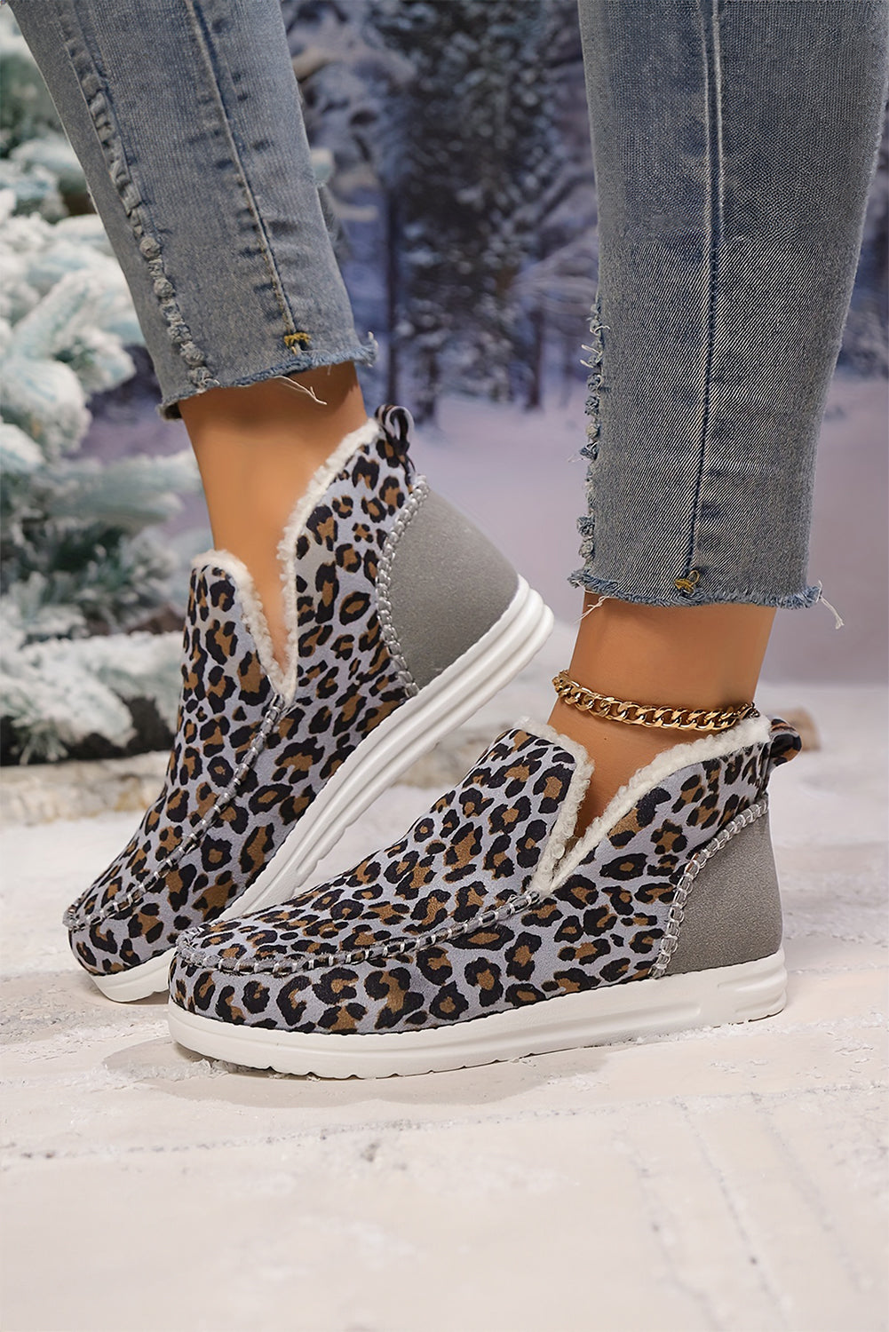 Flache Winterstiefel mit Leopardenmuster und Flicken am Knöchel