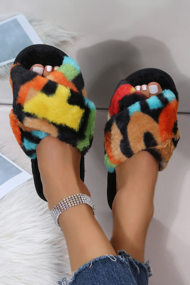 Chaussons d'intérieur en peluche à brides croisées et blocs de couleurs