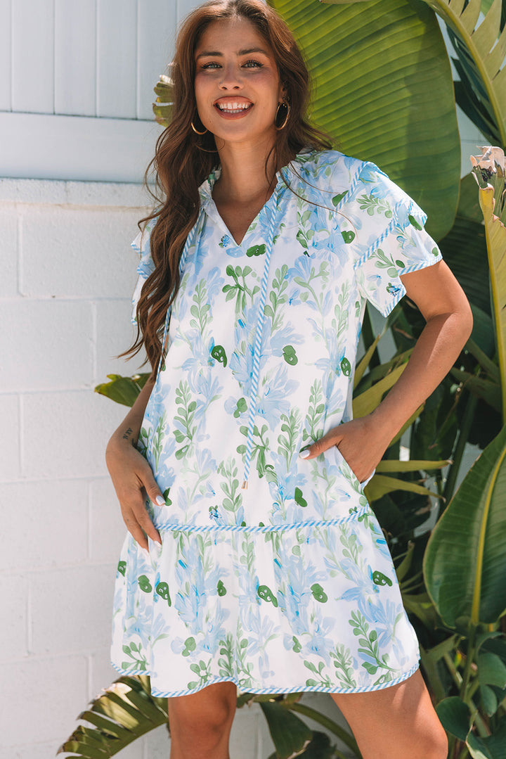 Jolie mini-robe à manches courtes superposées à fleurs bleu ciel