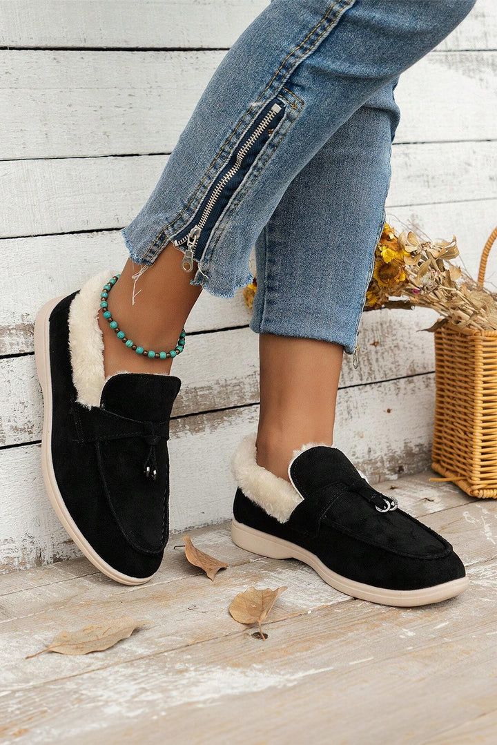 Flache Slipper aus Wildleder mit Fellfutter
