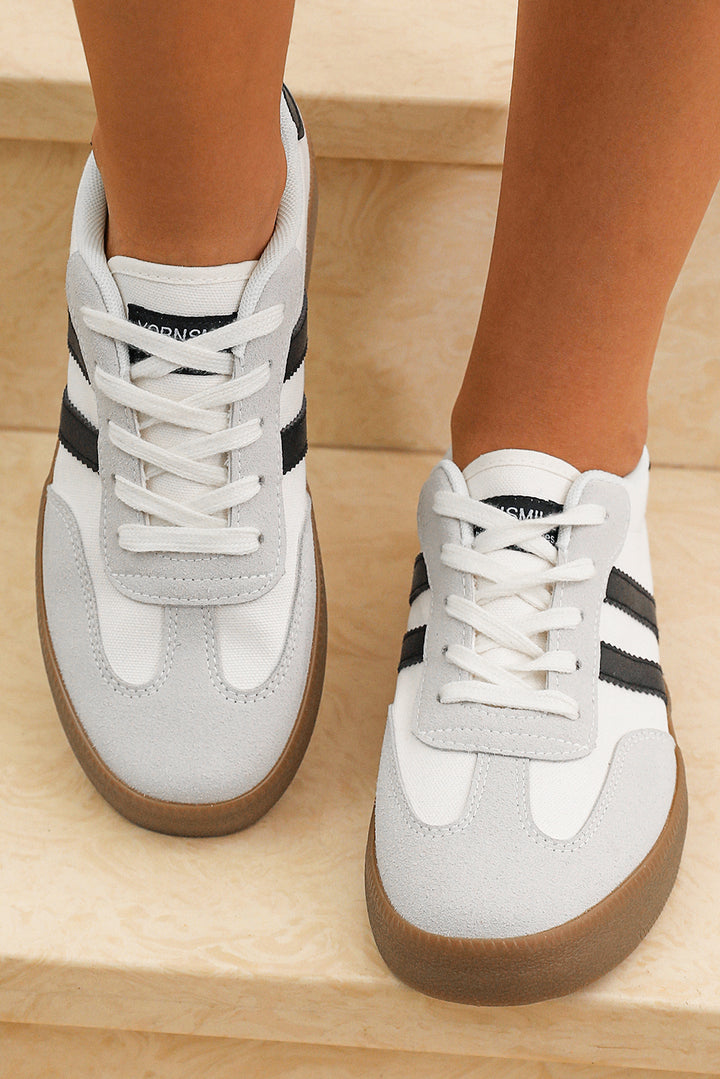 Flache Sneakers mit Streifenmuster und Schnürung