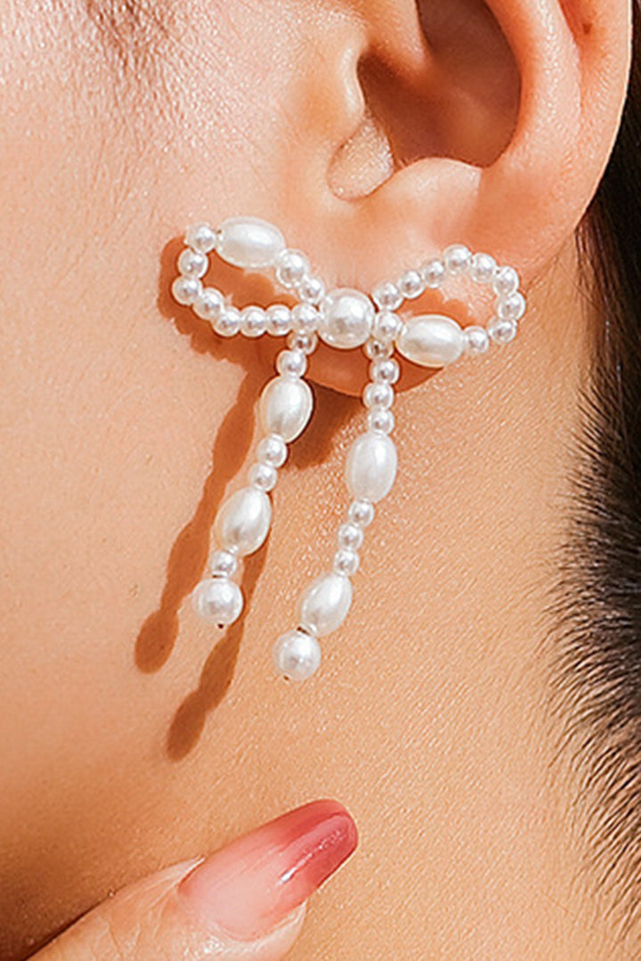 Boucles d'oreilles cloutées en perles et nœud papillon