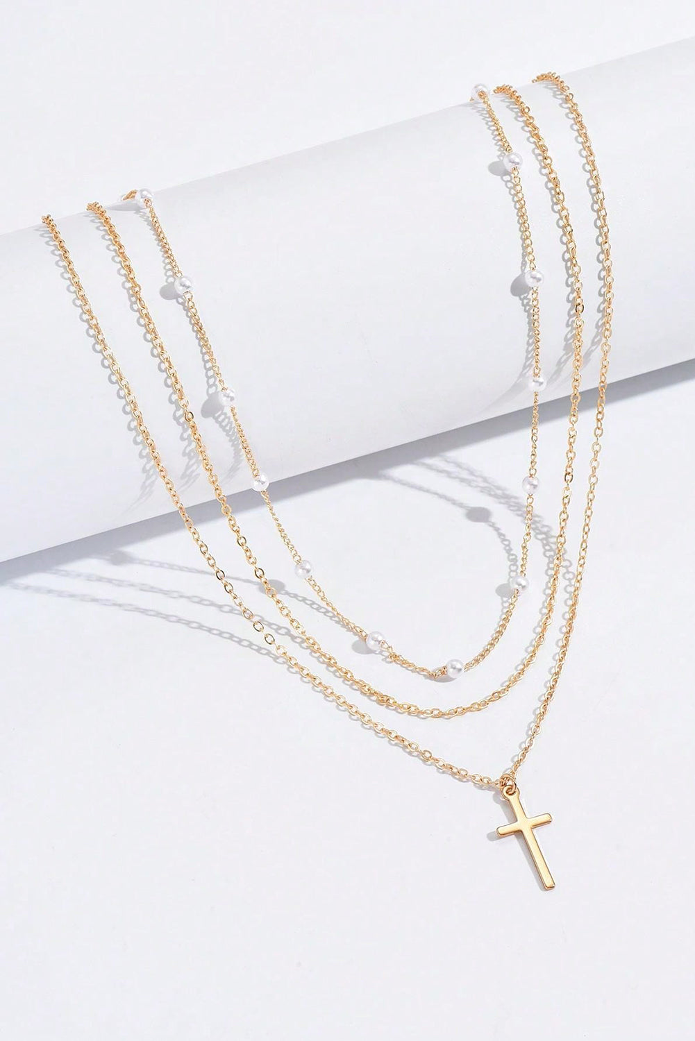 Collier à chaîne triple couche avec pendentif en croix plaqué et décor de perles