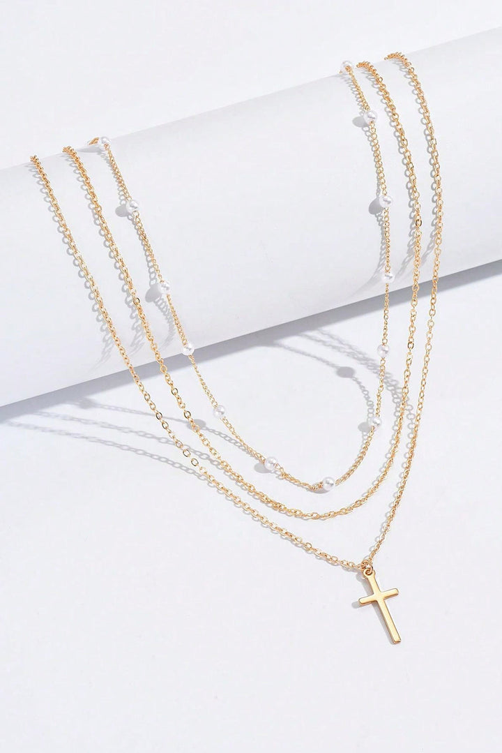 Collier à chaîne triple couche avec pendentif en croix plaqué et décor de perles