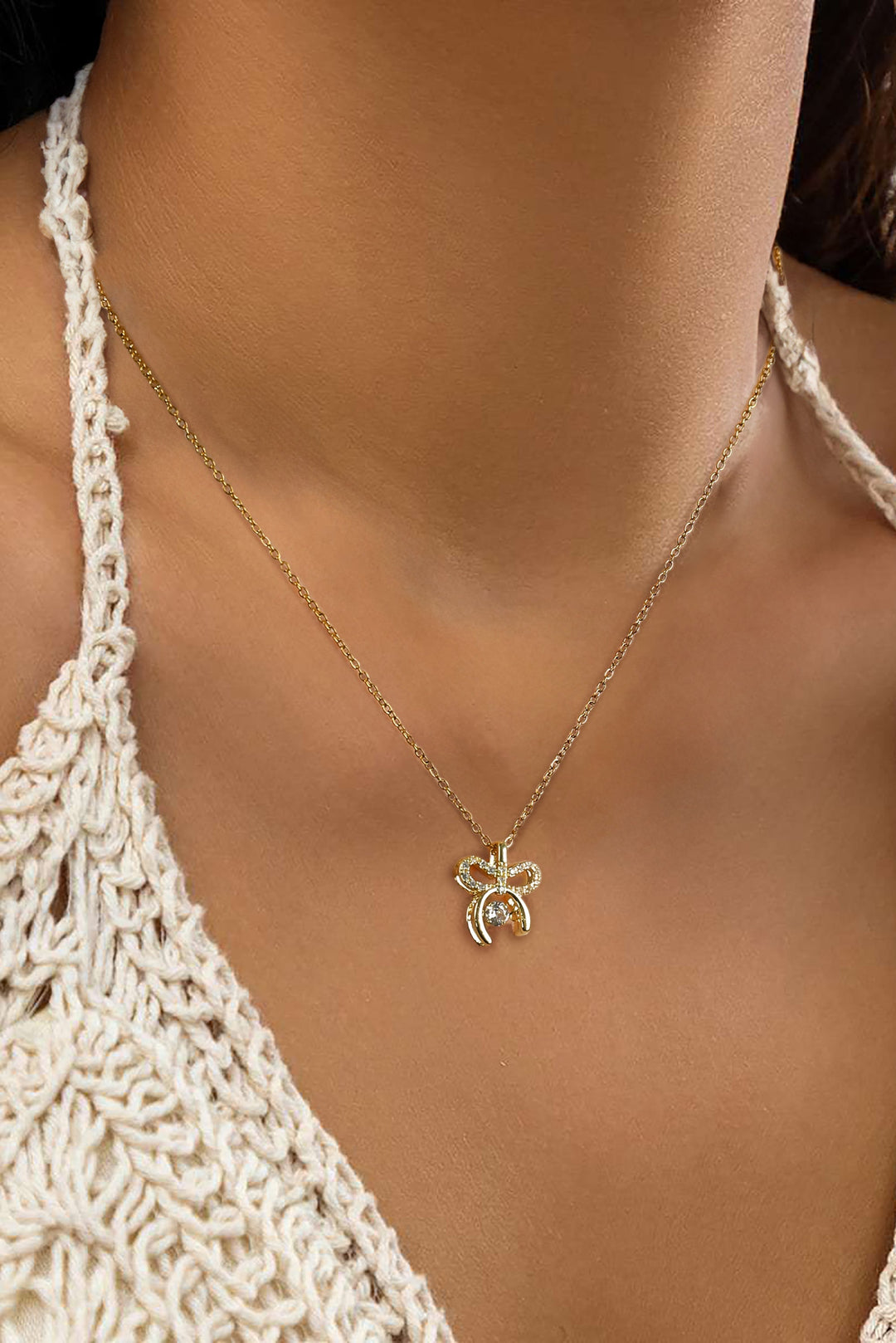 Collier en alliage plaqué avec pendentif nœud papillon en strass
